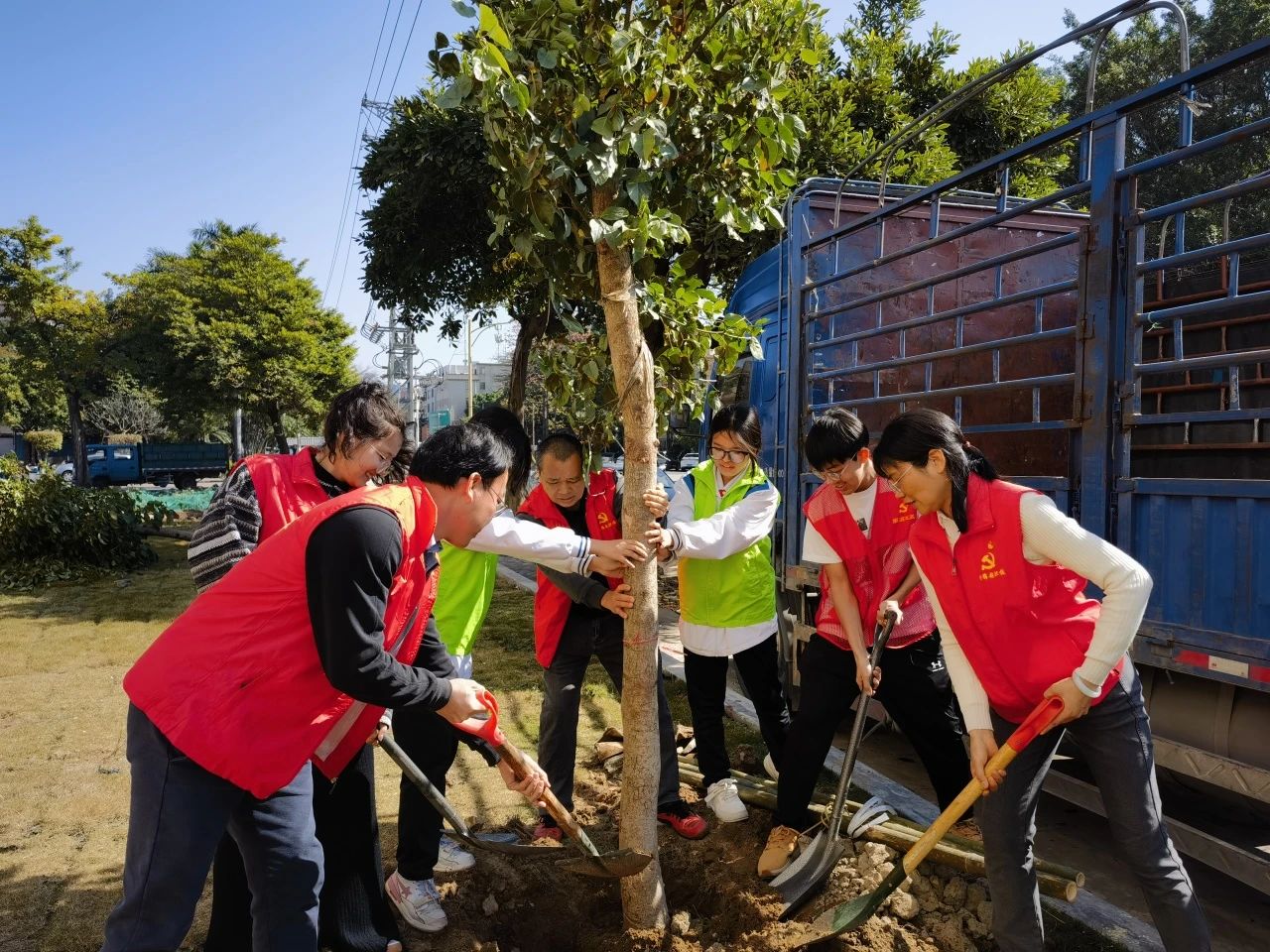 “党建红”引领“生态绿”！社企助力共建绿美南区