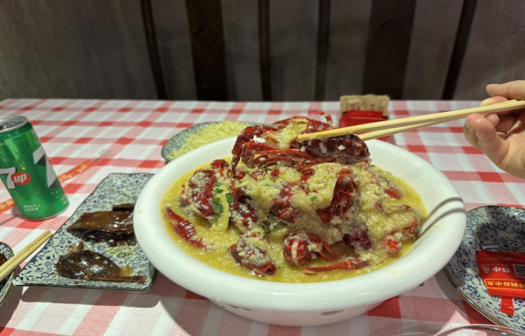 “夜宵顶流”小龙虾，清理到位更美味