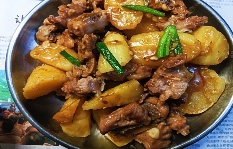 香喷喷的土豆炖排骨，堪称米饭“杀手”