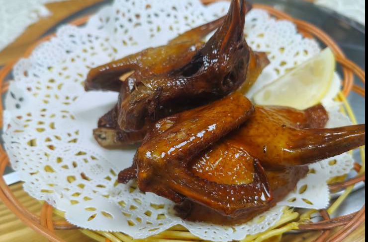 红烧乳鸽，一道不容错过的佳肴！