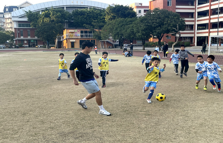 国足新星戴伟浚三进顺德校园，助力足球萌娃茁壮成长