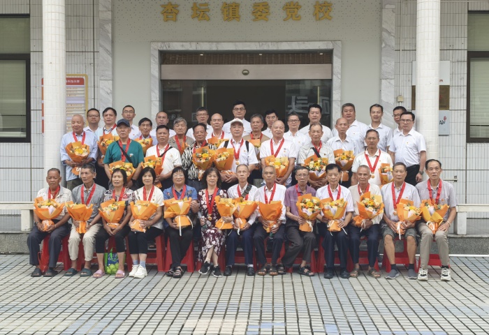 致敬！“光荣在党50年”纪念章给了他们