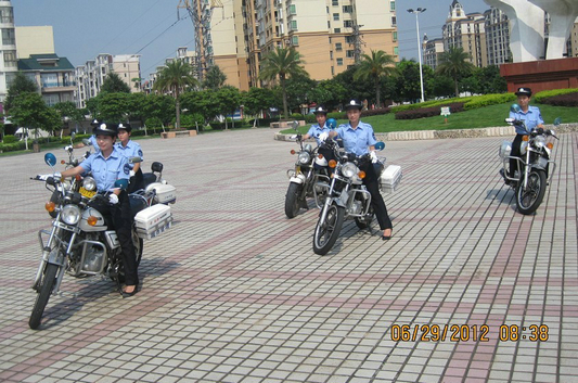 “靓女”市容督导队，平均芳龄23