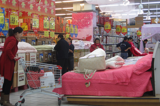 聚酯纤维当蚕丝，顾客别贪“平”做“水鱼”