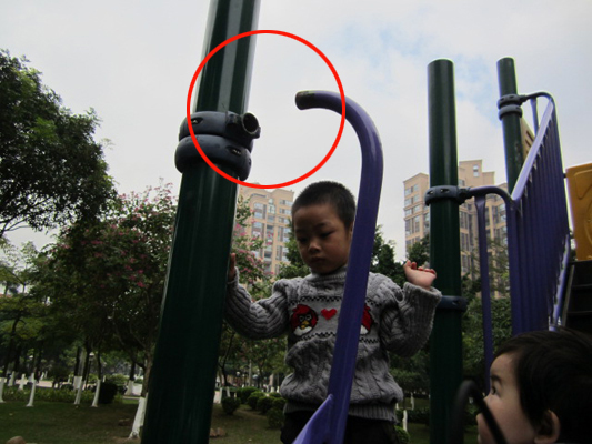 滑梯栏杆早松掉，玩耍的小孩差点摔下来！