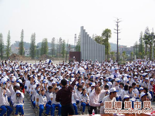 音乐点亮青春  歌声唱响文明