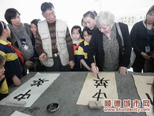 英国校长很紧张地书写出“中英”