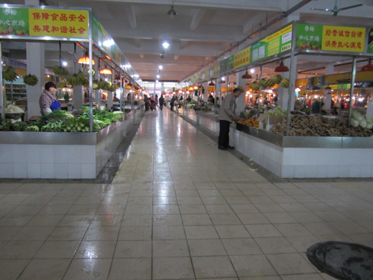 相距1公里生意差“十里”，两市场不同待遇