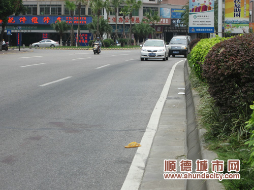 六旬老翁被撞后拖行10米南国中路存隐患