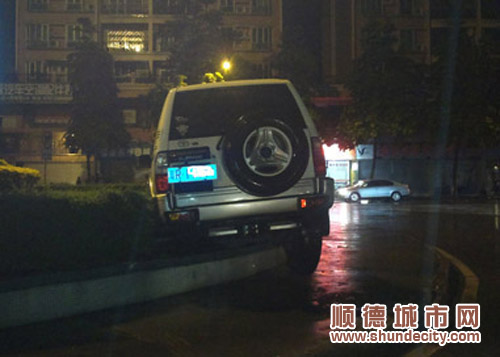 一场暴雨，小车受“惊”！连跃两级台阶