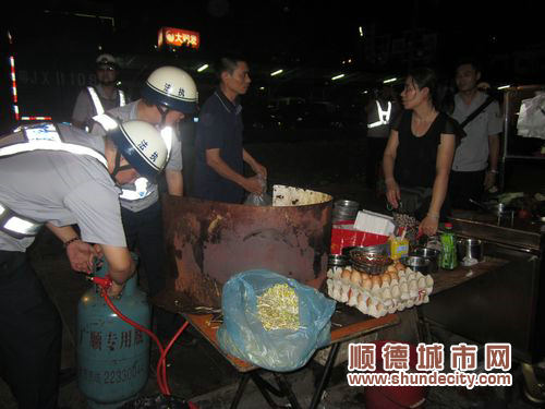 小贩夫妻逃避执法，竟用热水泼城管