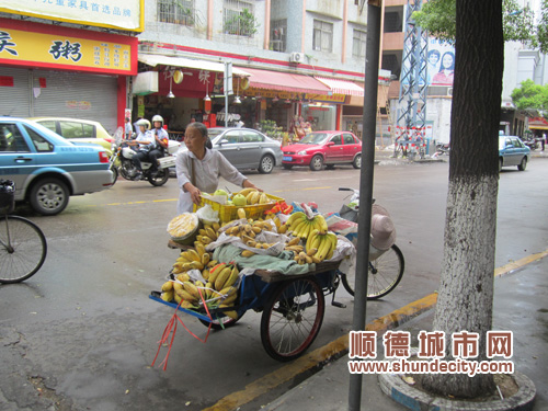 “你追我跑”，摊主与城市间无语的闹剧