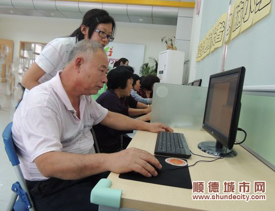 自从学会用电脑后,62岁的钊叔觉得自己跟儿孙的距离又近了些