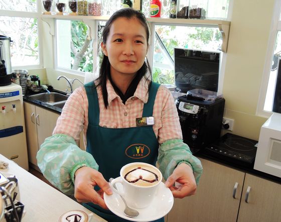 助残咖啡屋让她笑得更灿烂