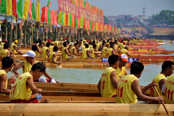 乐从，队伍正在中华龙舟大赛上驰骋