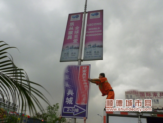冒雨寻迹一路拆，巨型广告牌连根拔除