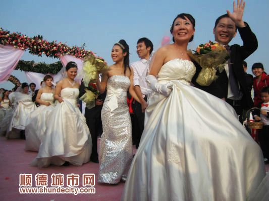 60对新人浇灌“双思树”，一起见证爱情