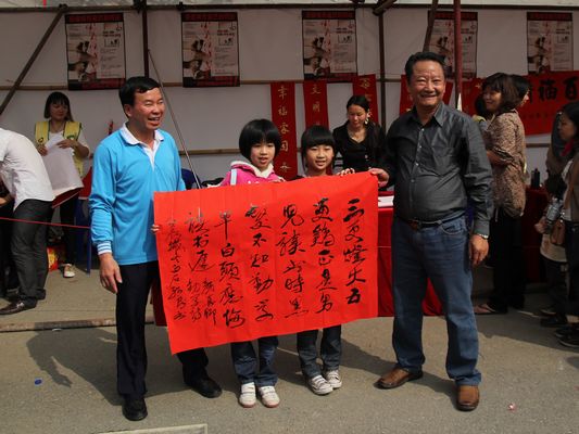 送福到家，八旬金婚夫妇只为免费挥春