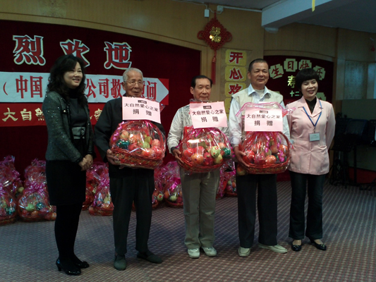 福利院孩子外出租车难，公司大巴载他们