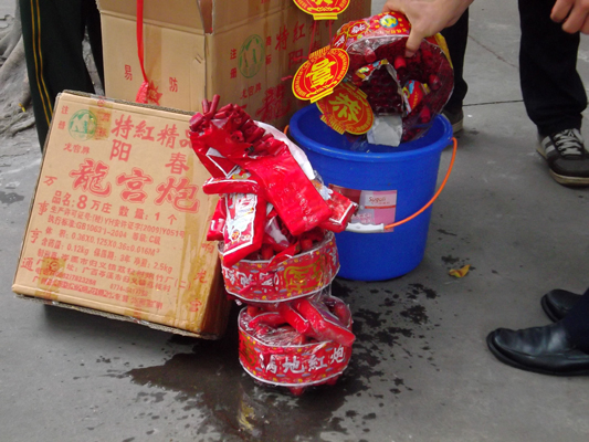 伦教查获少量烟花爆竹，呼吁商铺遵守法规