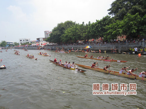 中秋佳节　龙江河上　百舸争流竞风姿
