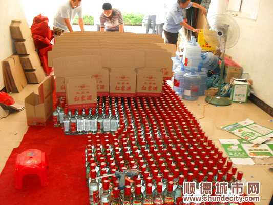 给力陈村：“砸”3000瓶假酒　赢企业锦旗