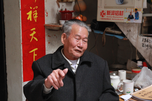 卢坤：仗朝老人为传承历史手写四万字故事