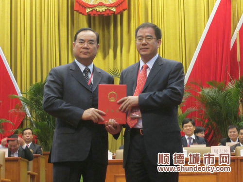 区政府班子今日上午出炉　黄喜忠当选区长
