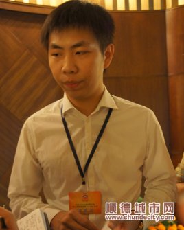 梁泳康一走出会场,马上就引来了七八家媒体的"围堵,而且清一色是美女