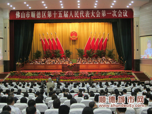 十五届人大一次会议上午开幕 政府工作报告重升级