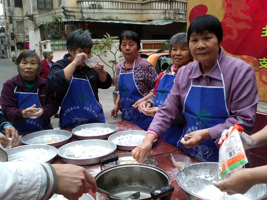 玩游戏食汤圆庆元宵，街坊乐呵呵