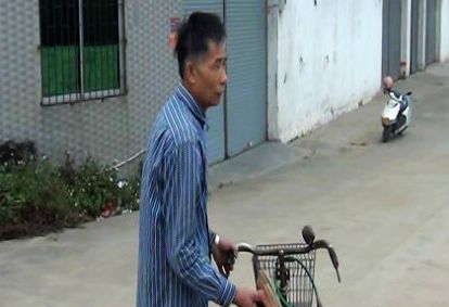刹车不住冲入桥底，66岁老人出手相救！