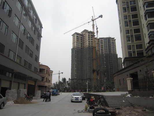 楼盘集中地突兀“塑料厂”，市民很烦恼