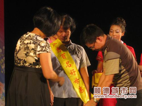 龙江：镇长向老师送上拥抱和祝福