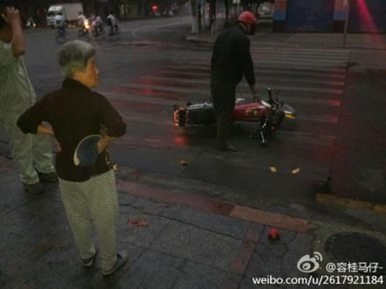 落花落果滑倒行人，摩托车也遭殃！
