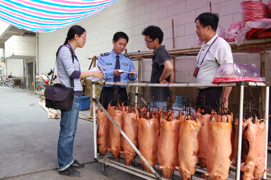 严查清明食品，乳猪也要“身份证”