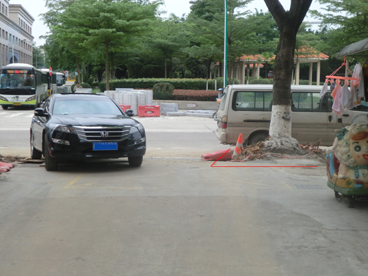 小区门口围树池，难道要飞车进家门？