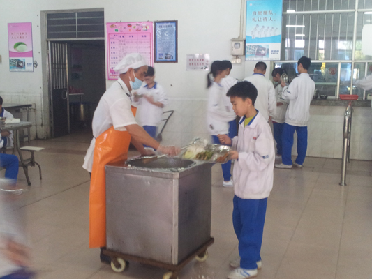 新球中学吃饭要限量？校方称白饭“任装”