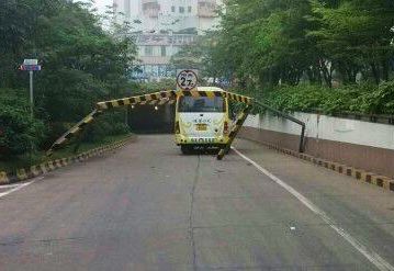 公交司机“大头虾”，走错路还撞坏隧道龙门
