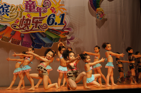 展开双臂，幼儿文艺汇演庆六一