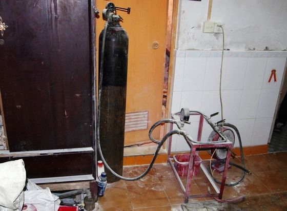 一出租屋涉嫌非法充装灭火器，封！