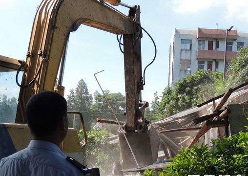收油黑点 “隐身”路边，不惜以身犯险