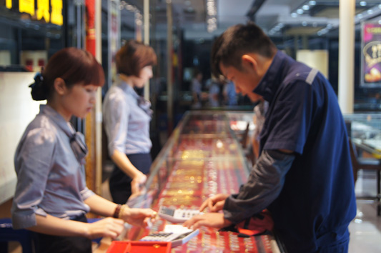 金价回升，顺德大妈一次购买200斤黄金