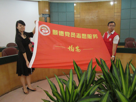均安：党员志愿者带头清洁沙滩园