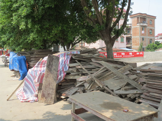 建筑材料挡视线，行人路过心慌慌