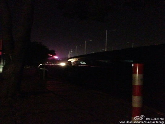 世纪路口路灯“失明”，白领不敢夜行