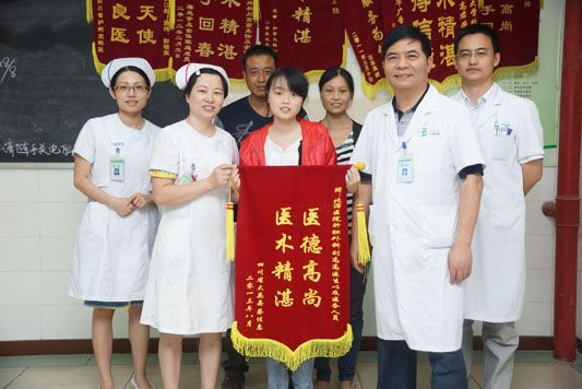 少女腹痛难耐，医护悉心治疗获其致谢