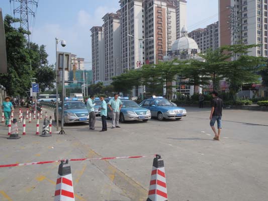 出租车停在路中央，妨碍交通惹人厌