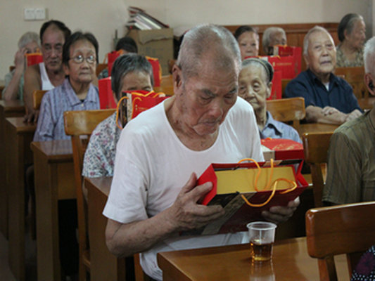 龙江：月饼寄真情，老人乐开颜