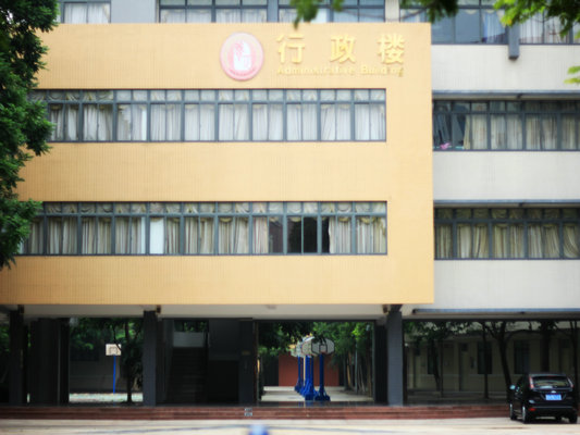 台风来了学校停课，家长带着孩子去上班